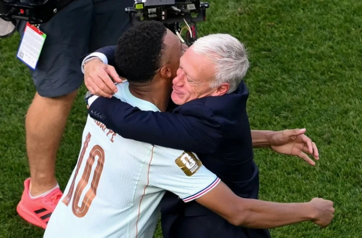 Kylian Mbappe dans les bras de Didier Deschamps après la victoire des Bleus en quart de finale de la Coupe du monde face au Maroc le 9 juillet 2026 à Foxborough