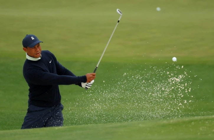Tiger Woods tente une approche depuis un bunker lors d'un entraînement sur les greens d'Augusta, le 5 avril 2022
