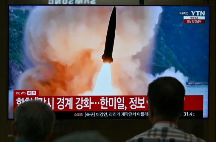 Un écran de télévision diffuse un journal télévisé avec des images d'archives d'un essai de missile nord-coréen, dans une gare de Séoul, le 20 août 2026 en Corée du Sud