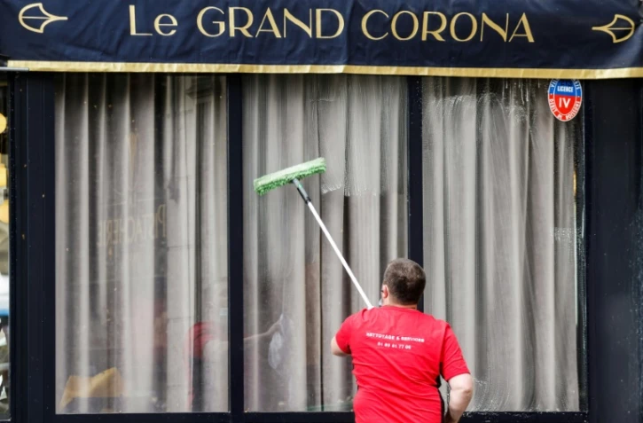 Préparatifs avant la réouverture des terrasses des cafés et restaurants, à Paris devant l'établissement Le grand corona, le 18 mai 2021