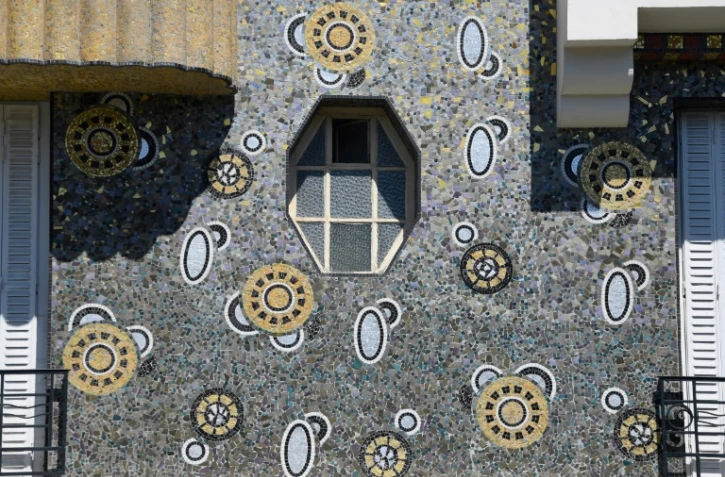Une mosaïque des frères italiens Isidore et Vincent Odorico sur la façade de l'immeuble Poirier, le 3 août 2018 à Rennes