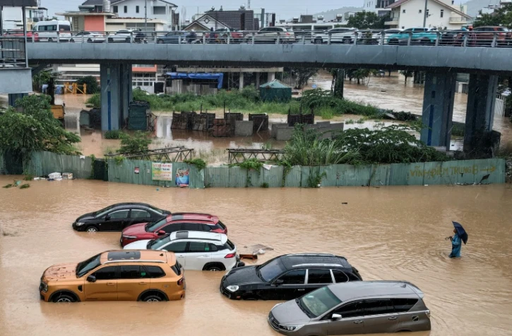Des véhicules inondés à Nha Trang, au Vietnam, le 20 novembre 2025