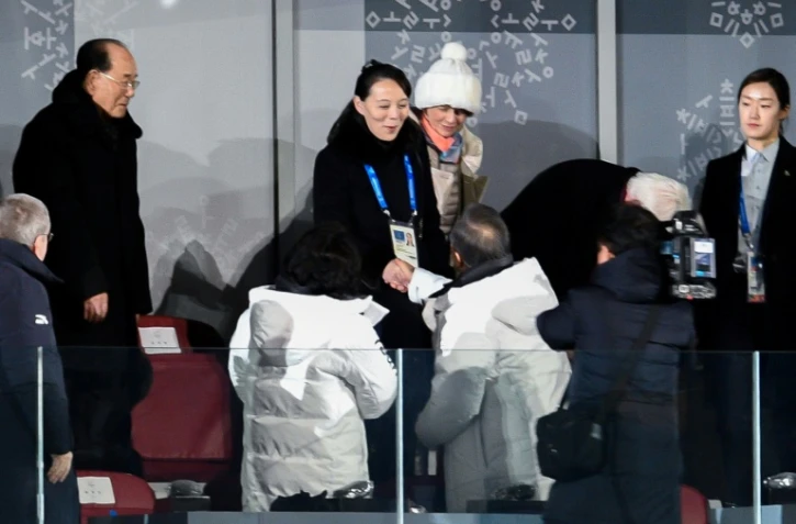 Kim Yo Jong (c), la soeur du dirigeant nord-coréen Kim Jong Un, serre la main du président sud-coréen Moon Jae-in (de dos) lors de l'ouverture des Jeux Olympiques d'hiver à Pyeongchang (Corée du Sud), le 9 février 2018