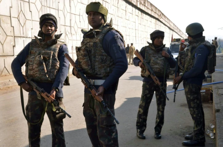 Des forces de sécurité indiennes montent la garde sur une route menant à la base aérienne de Pathankot le 2 janvier 2016
