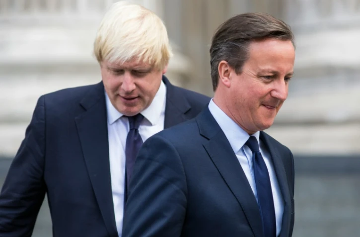 Le Premier ministre britannique David Cameron (d) et le maire de Londres Boris Johnson le 7 juillet 2015, quittant la cathédrale Saint Paul à Londres