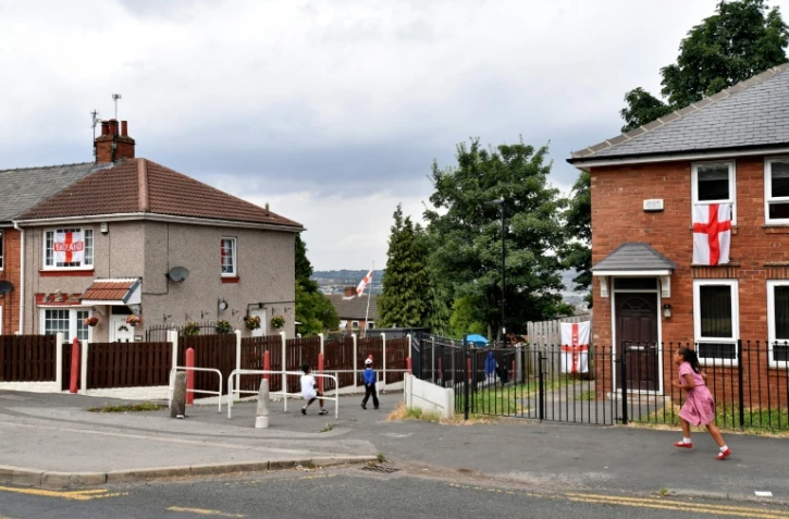 Les drapeaux anglais accrochés fièrement sur les fenêtres des immeubles, le 9 juillet 2018 à Sheffield, qui peut se targuer d'avoir trois joueurs en sélection