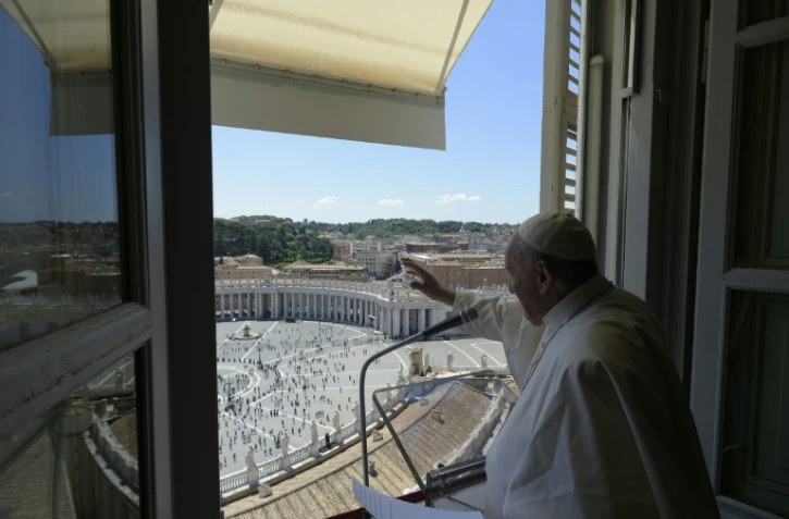 Photo prise et diffusée par le Vatican montrant le pape qui dirige la prière dominicale sur la place Saint-Pierre à Rome, le 31 mai 2020