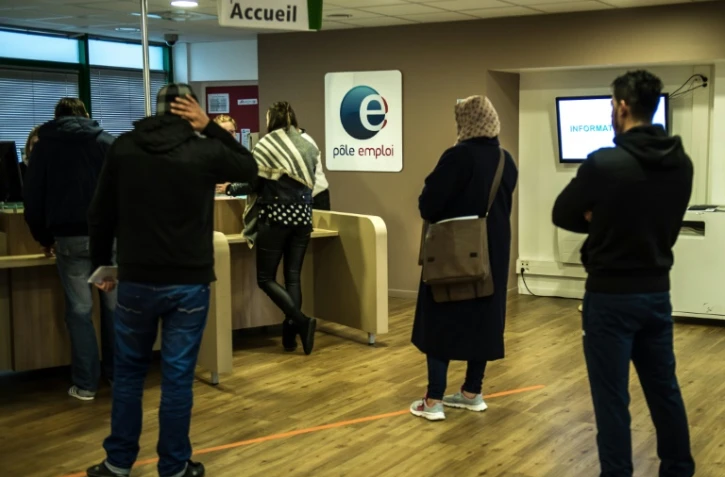Des demandeurs d'emploi font la queue pour être reçus à Pôle Emploi à Lille, le 16 décembre 2015