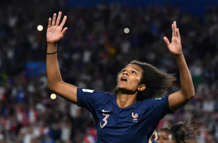La défenseure des Bleues Wendie Renard exulte après avoir inscrit un but sur penalty contre le Nigeria au Mondial-2019, le 17 juin 2019 à Rennes