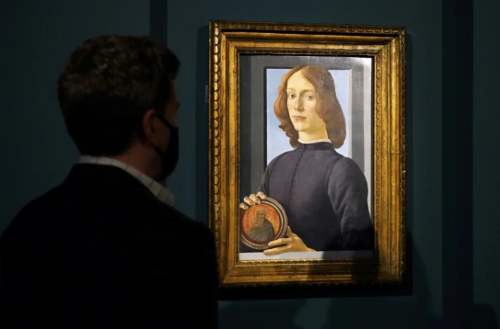 Le tableau "Jeune homme tenant un médaillon" de Sandro Botticelli présenté chez Sotheby's à New York