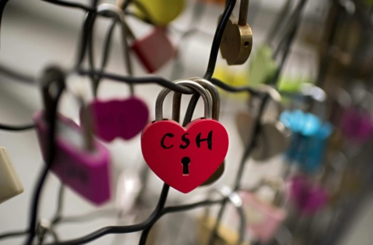 Des cadenas d'amour attachés à un escalier à l'extérieur d'un centre commercial à Pékin, le 14 février 2018.