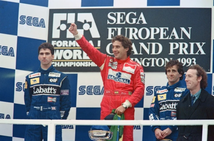 Le Brésilien Ayrton Senna (c) pose sur le podium après sa victoire au GP d'Europe , le 11 avril 1993 à Donington