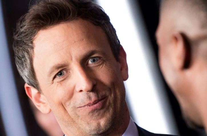 Le maître de la cérémonie des Golden Globes Seth Meyers fait dérouler le tapis rouge en préparation de la cérémonie à Beverly Hills, en Californie, le 4 janvier 2018