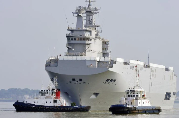 Un navire de guerre Mistral, le 16 mars 2015, dans le port de Saint-Nazaire