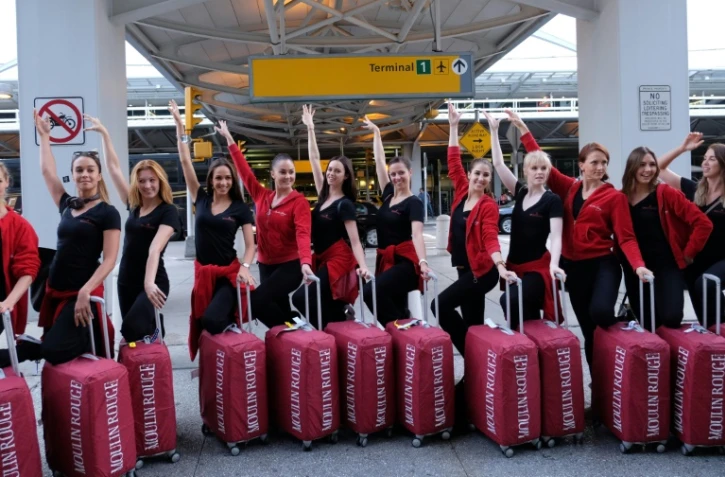 La troupe du Moulin Rouge arrive à New York le 21 septembre 2015