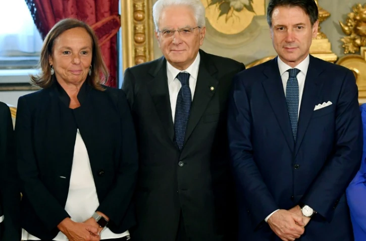 Le président italien Sergio Mattarella, entouré du Premier ministre Giuseppe Conte et de la ministre de l'Intérieur Luciana Lamorgese, lors de la cérémonie de prestation de serment à Rome le 5 septembre 2019