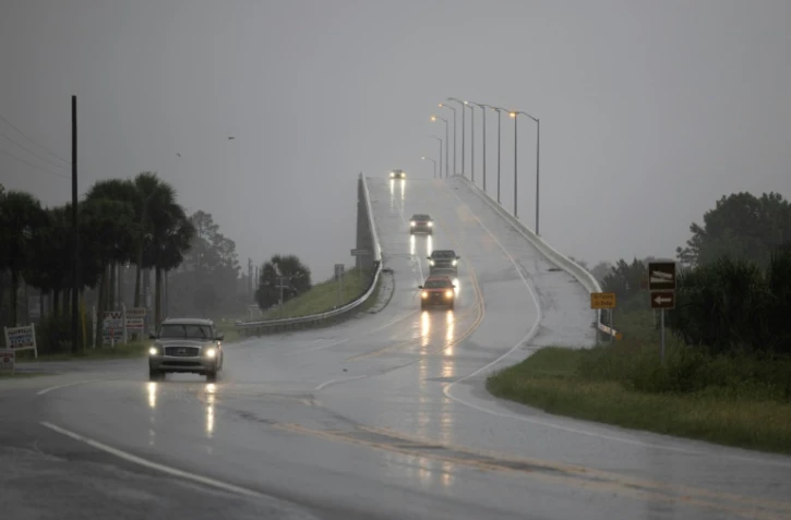 Des automobilistes roulent sous la pluie avant l'arrivée de l'ouragan Hélène à Port Saint Joe, le 26 septembre 2024 en Floride