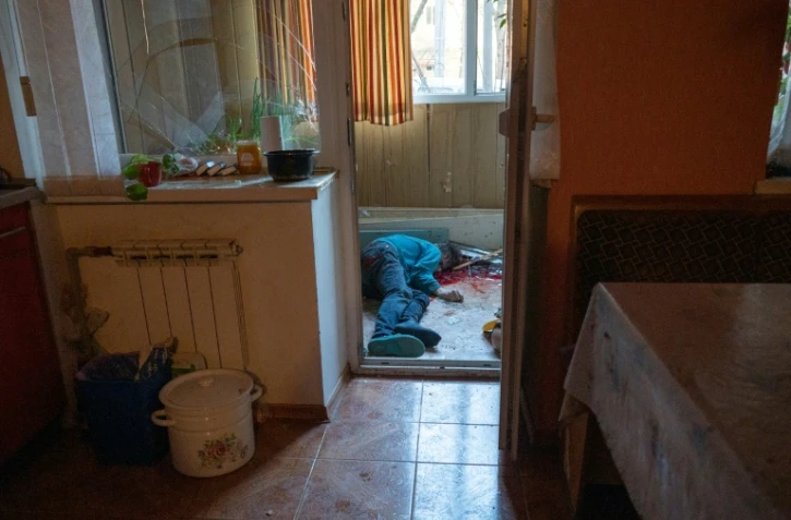 Le corps d'un homme de 38 ans tué par l'explosion d'un missile près de sa maison à Kharkiv le 15 avril 2022
