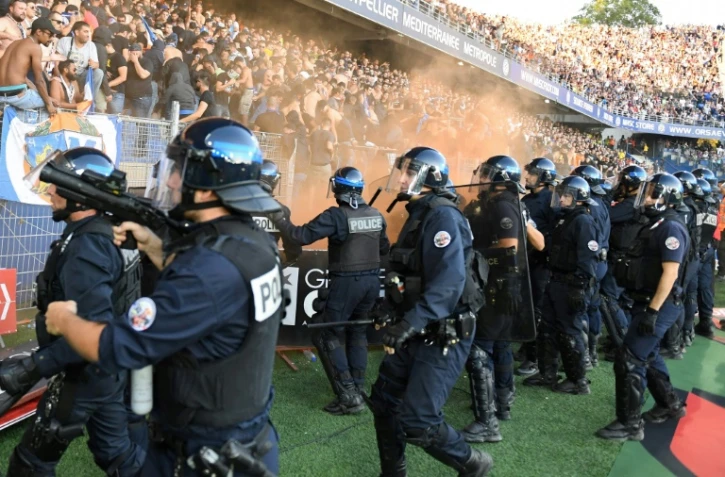 Les policiers interviennent lors des incidents survenus à Montpellier lors de la réception de Nîmes le 30 septembre 2018
