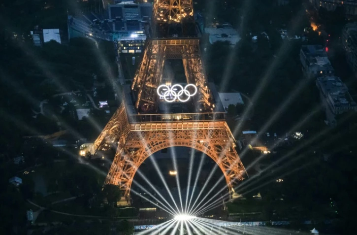 La Tour Eiffel lors de la cérémonie d'ouverture des Jeux olympiques de Paris 2024, le 26 juillet 2024 à Paris 