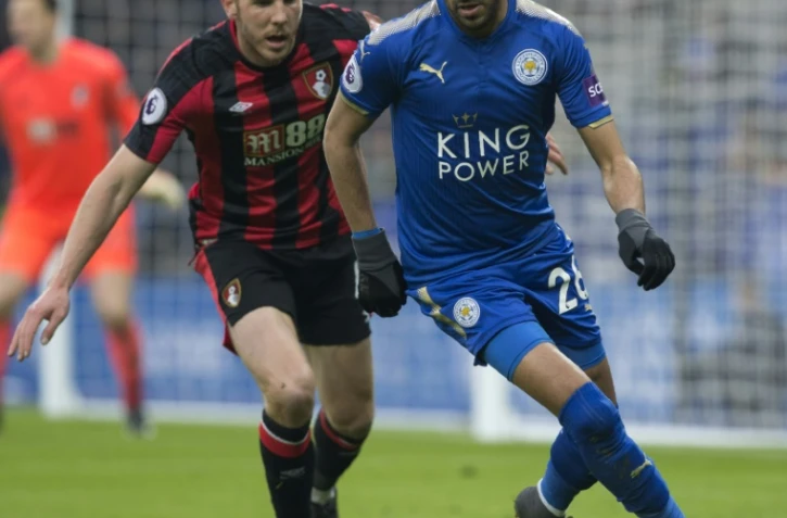 Le milieu de Leicester City Riyad Mahrez (d) à la lutte avec celui de Bournemouth Dan Gosling en Premier League, le 3 mars 2018 à Leicester