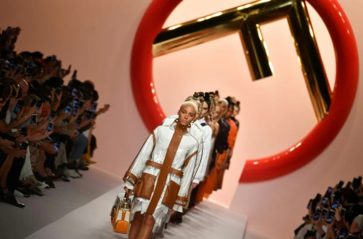Des mannequins présentent des créations de la collection printemps/été 2019 de Fendi, à Milan le 20 septembre 2018
