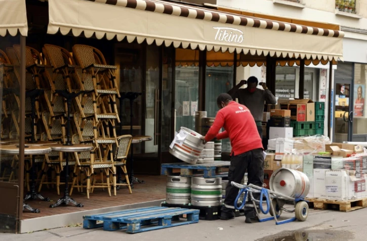 Préparatifs à la réouverture des terrasses, à Paris le 17 mai 2021  