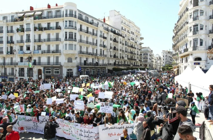 Nouvelle manifestation d'étudiants algériens pour réclamer la fin du "système" Bouteflika, le 16 avril 2019 dans les rues d'Alger