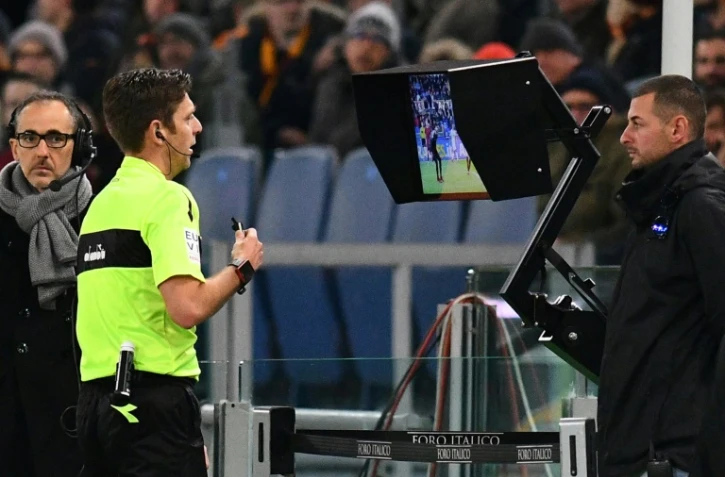 Un arbitrage vidéo à Rome, lors du derby Roma-Lazio, le 18 novembre 2017 au Stadio Olimpico