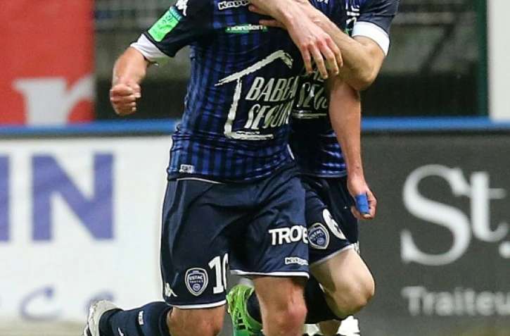 Le milieu Benjamin Nivet (g) exulte après avoir marqué le but de la victoire pour Troyes face à Lorient au stade de l'Aube, le 25 mai 2017