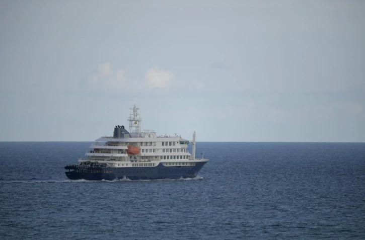 Le MV Hondius prend la mer après avoir quitté le port de Granadilla de Abona, sur l'île espagnole de Tenerife, le 11 mai 2026