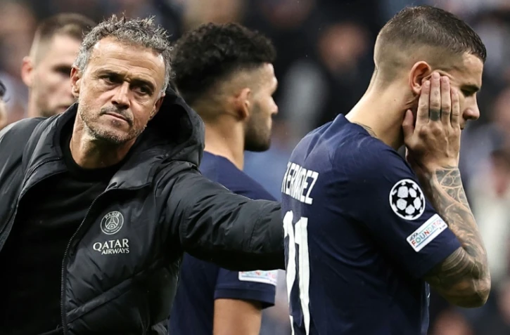 L'entraîneur du PSG Luis Enrique (g) et son défenseur Lucas Hernandez après la déroute à Newcastle en Ligue des champions, le 4 octobre 2023