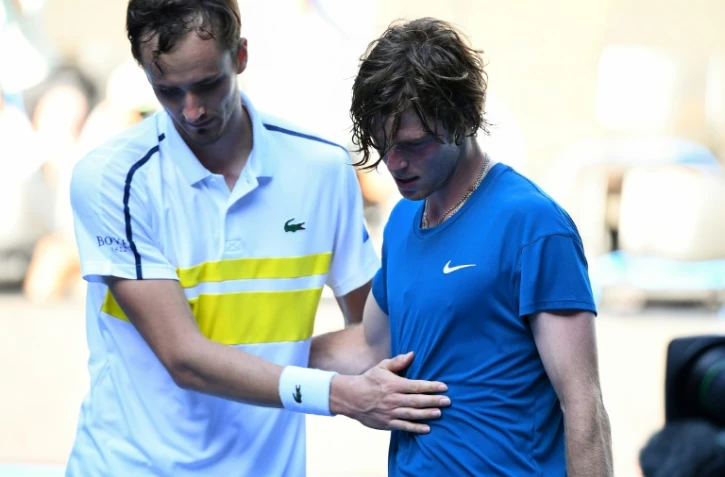Le Russe Daniil Medvedev serre la main de son compatriote Andrey Rublev qu'il vient de battre en quarts de finale de l'Open d'Australie le 17 février 2021 à Melbourne