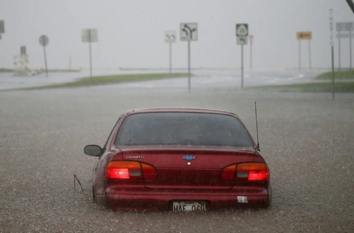 Une voiture partiellement submergée sur l'île principale d'Hawaï alors que l'ouragan Lane se rapproche, le 23 août 2018 