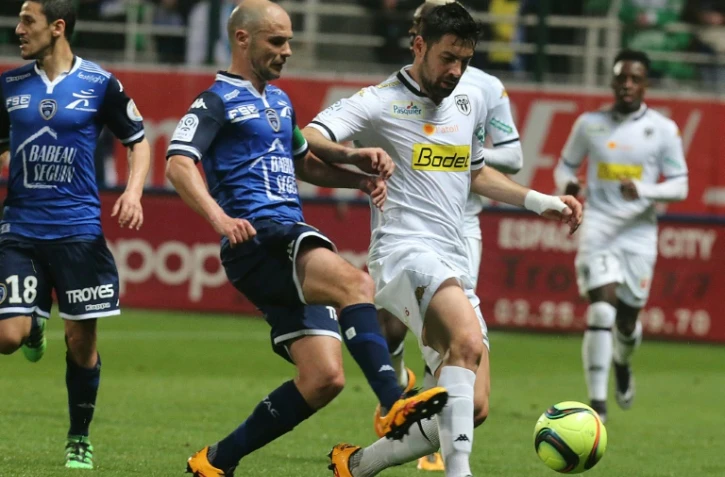 Le milieu de terrain de Troyes Benjamin Nivet (g) face à Angers, le 2 avril 2016 au Stade de l'Aube