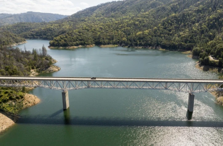 Le pont Enterprise au-dessus du lac Oroville, le 16 avril 2023 en Californie 