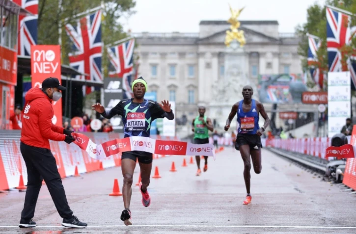 L'Ethiopien Shura Kitata franchit en vainqueur la ligne du marathon de Londres, le 4 octobre 2020