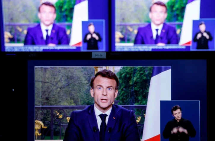 Emmanuel Macron lors d'un discours télévisé à la nation, prononcé depuis l'Elysée à Paris, le 17 avril 2023