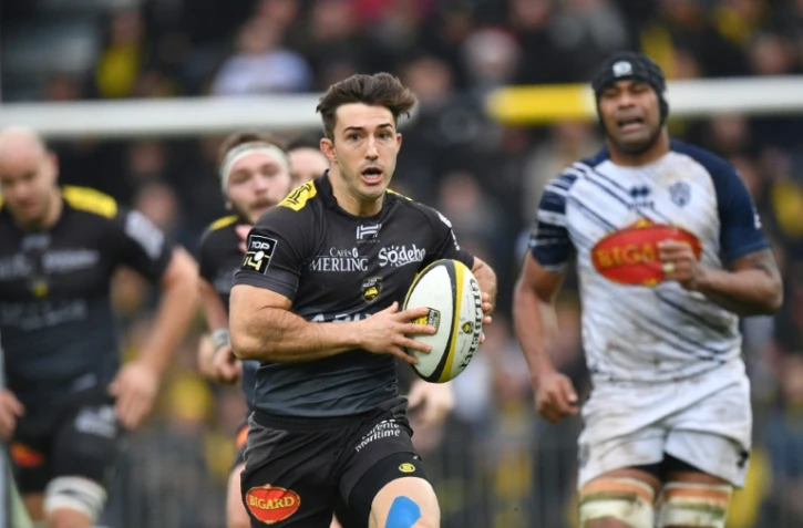 Le centre sud-africain de La Rochelle Paul Jordaan porte le ballon contre Agen en Top 14, le 30 décembre 2017 à La Rochelle