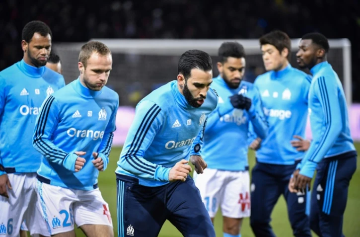 Le défenseur de Marseille, Adil Rami (c), à l'échauffement avant un match de L1 face au PSG, au Parc des Princes, le 25 février 2018