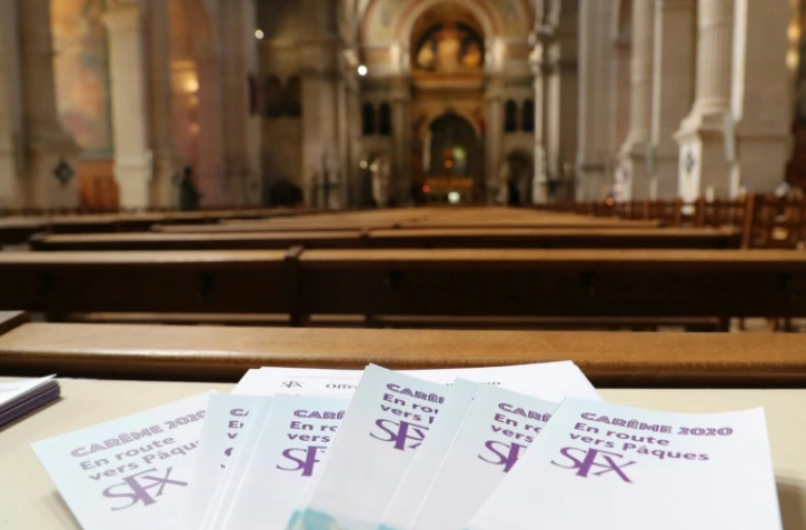 Livrets de Pâques à l'entrée d'une église parisienne le 25 mars 2020
