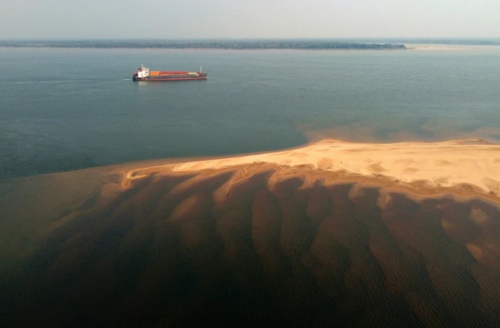 Un porte-conteneurs sur le fleuve Parana dont le niveau en eau est affecté par une sécheresse historique, le 20 août 2021 près de Paso de la Patria, en Argentine