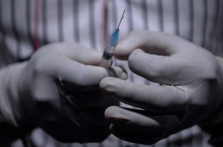 L'éventualité d'une troisième dose de vaccin pour toute la population fait l'objet de vifs débats