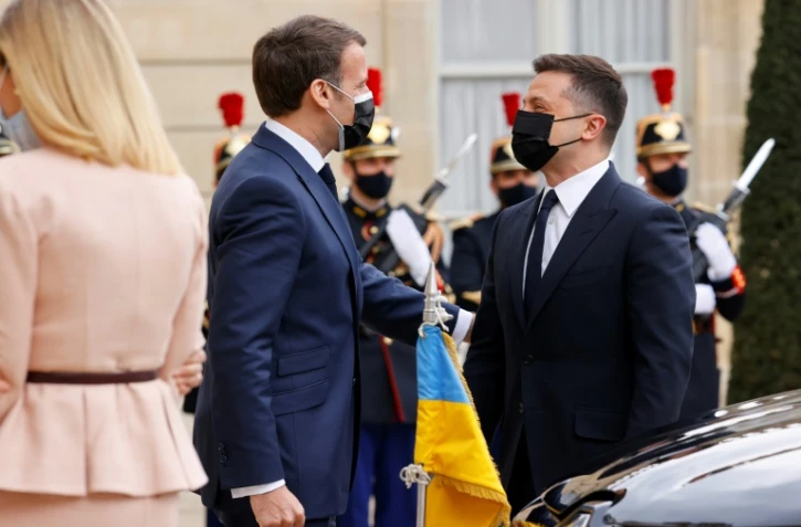 Emmanuel Macron salue le président ukrainien Volodymyr Zelensky à son arrivée à l'Élysée à Paris, le 16 avril 2021