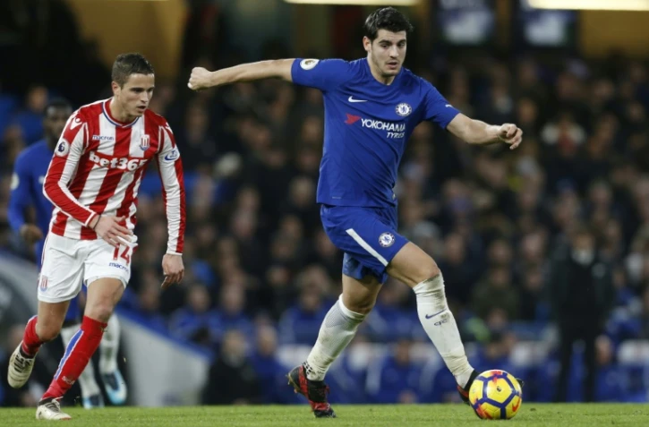 L'attaquant espagnol de Chelsea Alvaro Morata porte le ballon contre Stoke City en Premier League, le 30 décembre 2017 à Londres