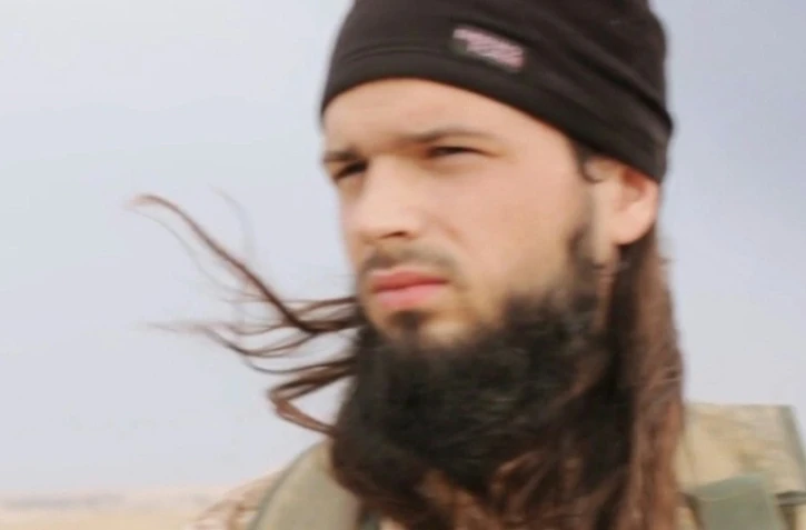 Capture d'écran en date du 17 novembre 2014 d'une video de propagande diffusée le 16 novembre 20147 par al-Furqan Media du Français Maxime Hauchard alias Abu Abdallah al-Faransi