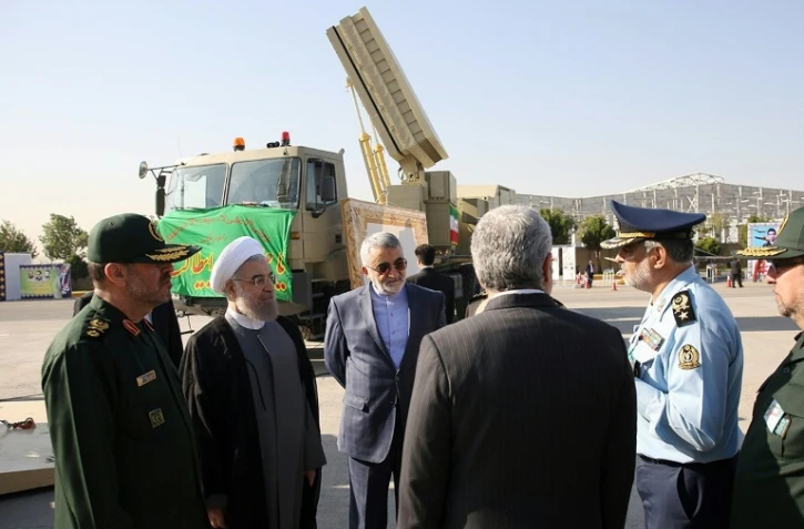 Le président iranien Hassan Rouhani et le ministre de la Défense Hossein Dehghan devant le nouveau missile de défense Bavar 373 le 21 août 2016 à Téhéran