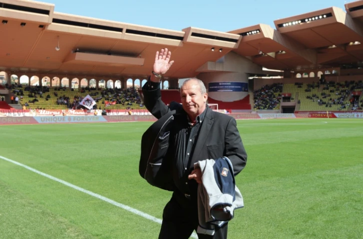 Rolland Courbis, alors entraîneur de Caen, salue la foule depuis le terrain du Stade Louis-II de Monaco, lors du match de Ligue 1 entre le SM Caen et l'AS Monaco, le 31 mars 2019
