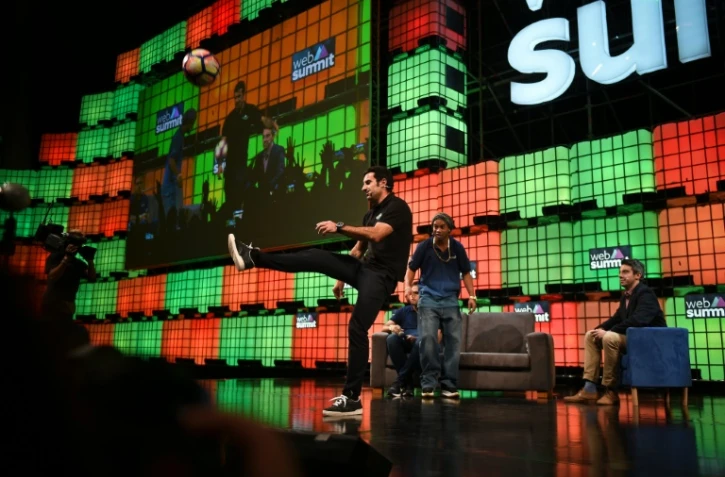 Luis Figo tape dans le ballon, pendant que Ronaldinho Gaucho regarde, le 8 novembre 2016 lors du Web Summit à Lisbonne