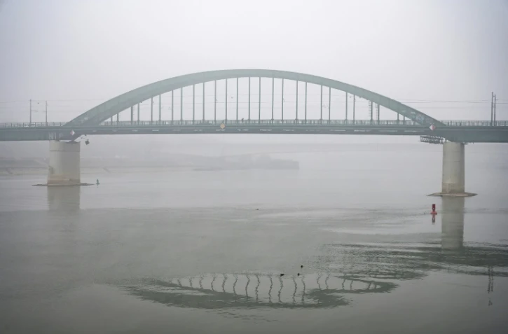 Belgrade peine à respirer dans un brouillard blanchâtre provoqué par la poluution, le 16 janvier 2020.